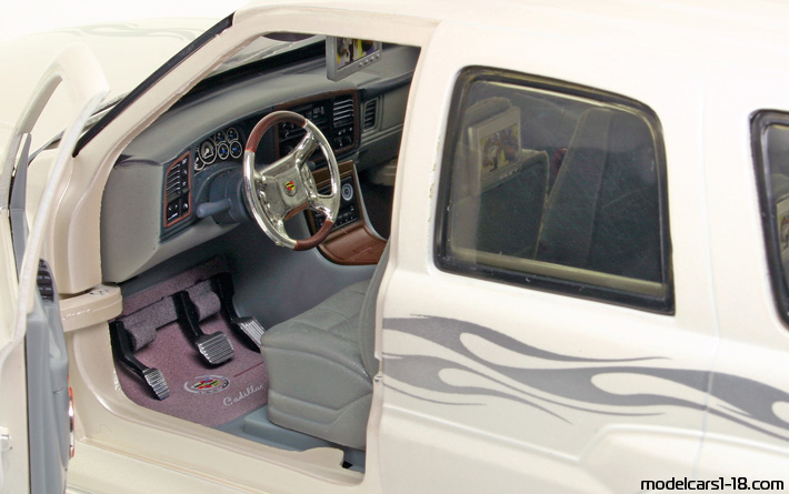 2001 - Cadillac Escalade Jada Toys 1/18 (Белый) Интерьер панель приборов