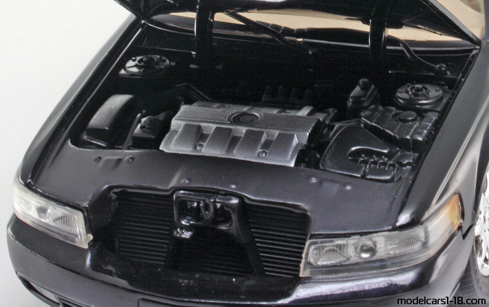 1998 - Cadillac Seville STS Anson 1/18 (Чёрный) Двигатель