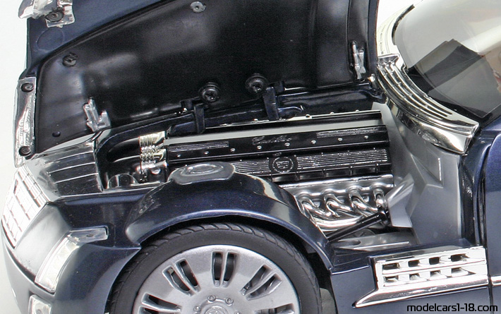 2003 - Cadillac Sixteen Concept Ricko 1/18 (Синий) Двигатель