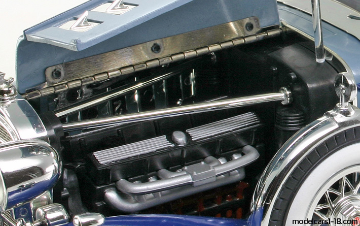 1932 - Cadillac V-16 Dual Crown Phaeton Anson 1/18 (Синий / Синий) Двигатель