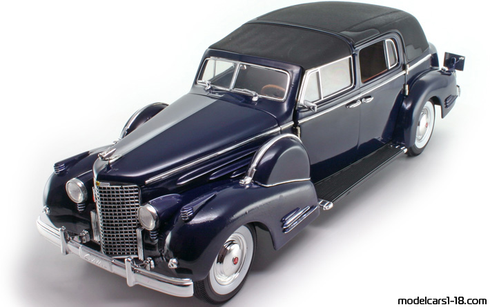 1938 - Cadillac V-16 Fleetwood (90) Signature Models 1/18 (Синий) Передняя левая сторона
