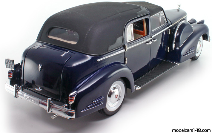 1938 - Cadillac V-16 Fleetwood (90) Signature Models 1/18 (Синий) Задняя правая сторона