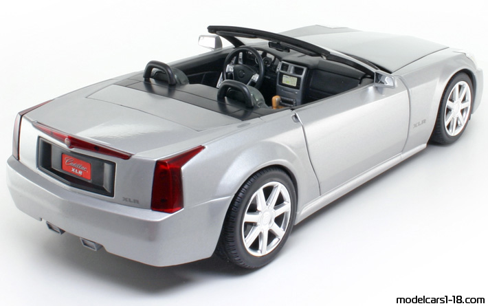 2003 - Cadillac XLR Hot Wheels 1/18 (Серебристый) Задняя правая сторона