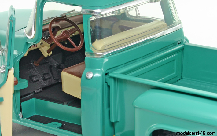 1955 - Chevrolet 3100 Pick Up ERTL 1/18 (Зелёный) Интерьер панель приборов