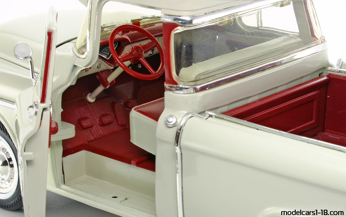 1955 - Chevrolet 3100 Pick Up ERTL 1/18 (Белый) Интерьер панель приборов