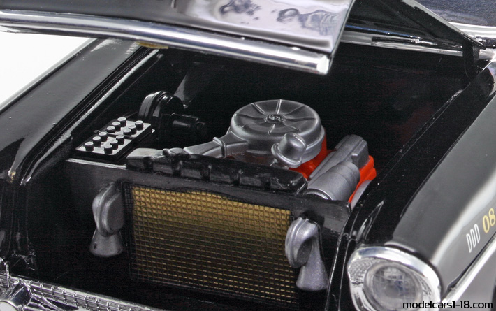 1957 - Chevrolet Bel Air Highway Patrol / Fire Dept Road Legends 1/18 (Чёрный / Белый) Двигатель