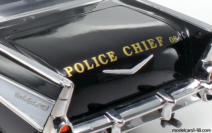 1957 - Chevrolet Bel Air Highway Patrol / Fire Dept Road Legends 1/18 (Чёрный / Белый) Багажник / Поднимающиеся фары