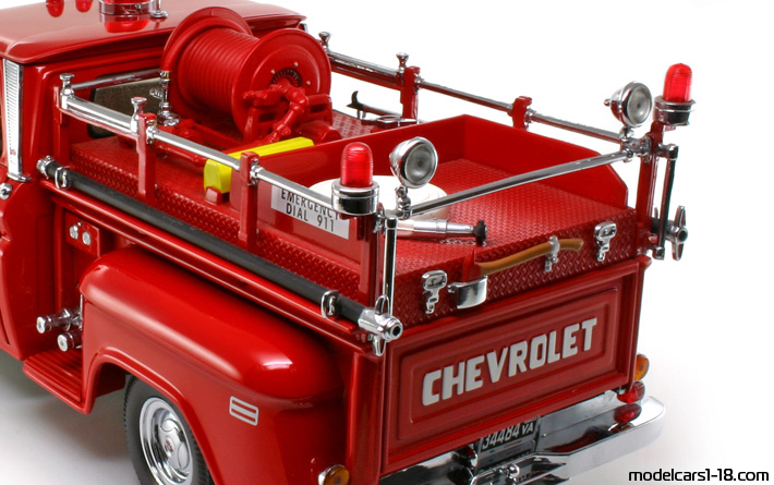 1965 - Chevrolet C-20 Fire Truck Sun Star 1/18 (Kрасный) Багажник / Поднимающиеся фары