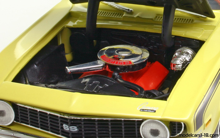 1969 - Chevrolet Camaro SS 396 ERTL 1/18 (Жёлтый) Двигатель