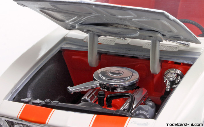 1967 - Chevrolet Camaro Z/28 Road Signature 1/18 (Белый / Оранжевый) Двигатель