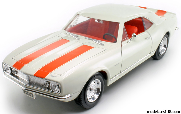 1967 - Chevrolet Camaro Z/28 Road Signature 1/18 (Белый / Оранжевый) Передняя левая сторона