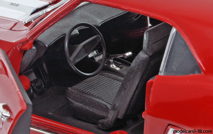 1969 - Chevrolet Camaro Z/28 ERTL 1/18 (Kрасный / Белый) Интерьер панель приборов