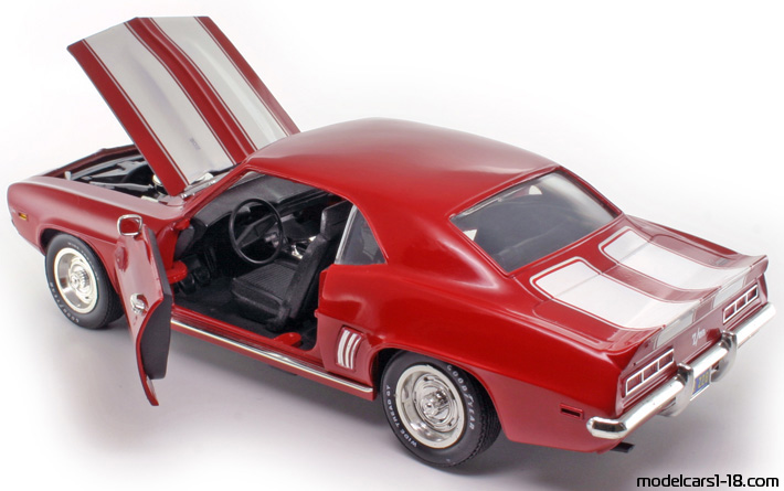 1969 - Chevrolet Camaro Z/28 ERTL 1/18 (Kрасный / Белый) Открывающиеся части