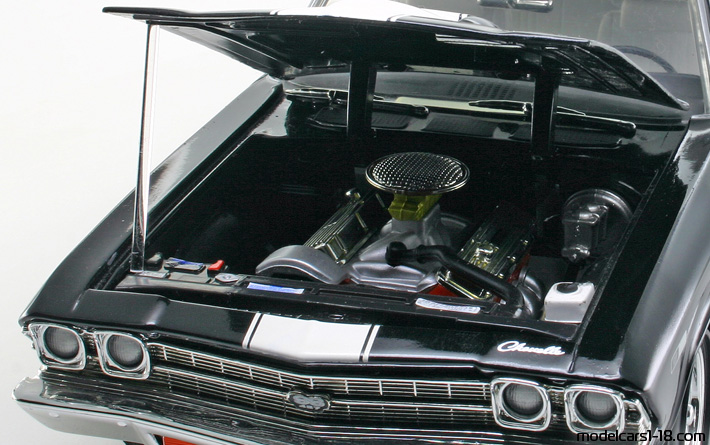 1969 - Chevrolet Chevelle SS 427 ERTL 1/18 (Чёрный / Белый) Двигатель
