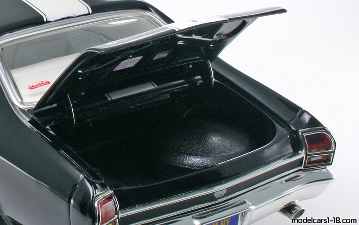1969 - Chevrolet Chevelle SS 427 ERTL 1/18 (Чёрный / Белый) Багажник / Поднимающиеся фары
