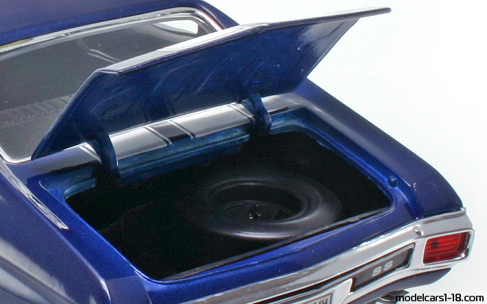 1970 - Chevrolet Chevelle SS 454 Welly 1/18 (Синий / Белый) Багажник / Поднимающиеся фары