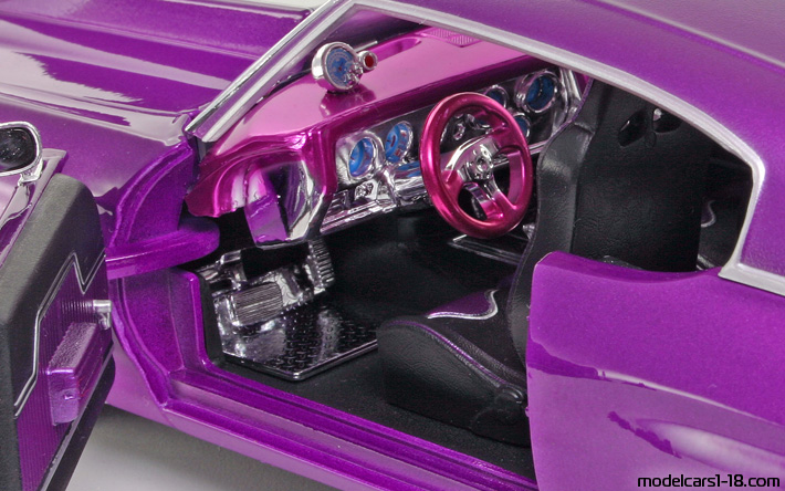 1971 - Chevrolet Chevelle SS 454 Maisto 1/18 (Розовый / Серебристый) Интерьер панель приборов