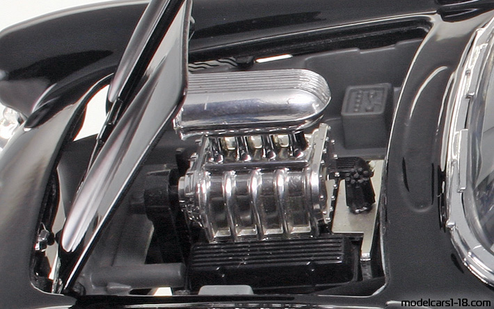1957 - Chevrolet Corvette C1 Gasser Road Legends 1/18 (Чёрный / Белый) Двигатель