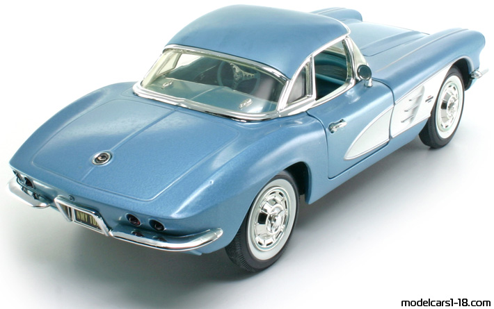 1961 - Chevrolet Corvette C1 ERTL 1/18 (Синий / Белый) Задняя правая сторона