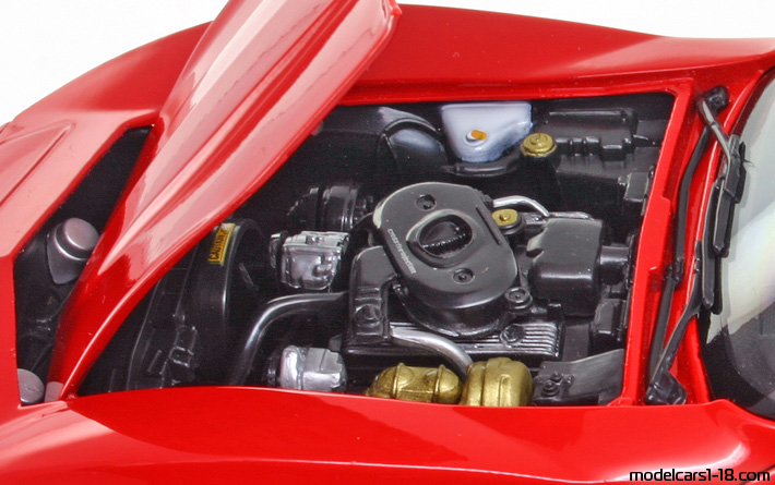 1982 - Chevrolet Corvette C3 Welly 1/18 (Kрасный) Двигатель