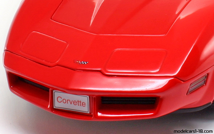 1982 - Chevrolet Corvette C3 Welly 1/18 (Kрасный) Багажник / Поднимающиеся фары