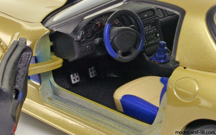 2003 - Chevrolet Corvette C5 Z06 Guldstrand Maisto 1/18 (Жёлтый / Синий) Интерьер панель приборов
