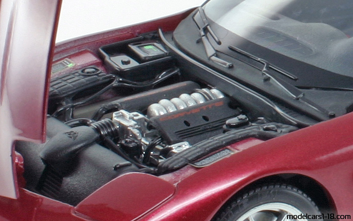1997 - Chevrolet Corvette C5 Bburago 1/18 (Kрасный) Двигатель