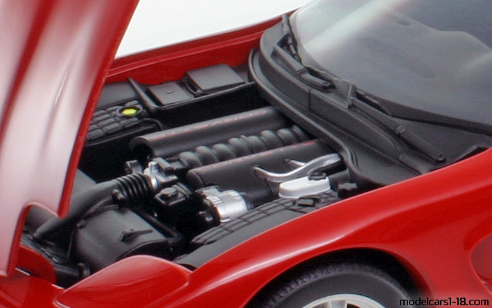 1998 - Chevrolet Corvette C5 UT 1/18 (Kрасный / Чёрный) Двигатель
