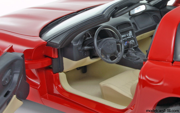1998 - Chevrolet Corvette C5 UT 1/18 (Kрасный / Чёрный) Интерьер панель приборов
