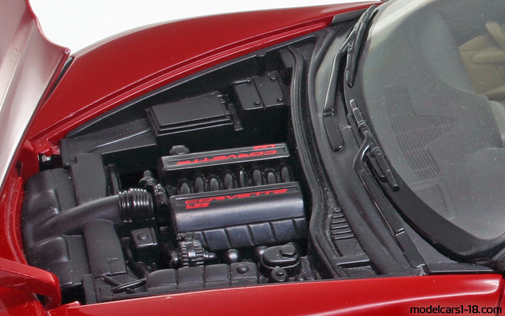 2005 - Chevrolet Corvette C6 Hot Wheels 1/18 (Kрасный) Двигатель