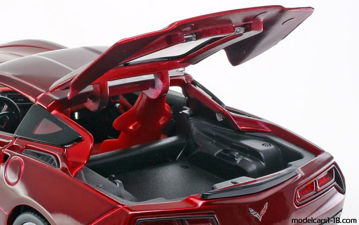 2014 - Chevrolet Corvette C7 Stingray Maisto 1/18 (Kрасный) Багажник / Поднимающиеся фары