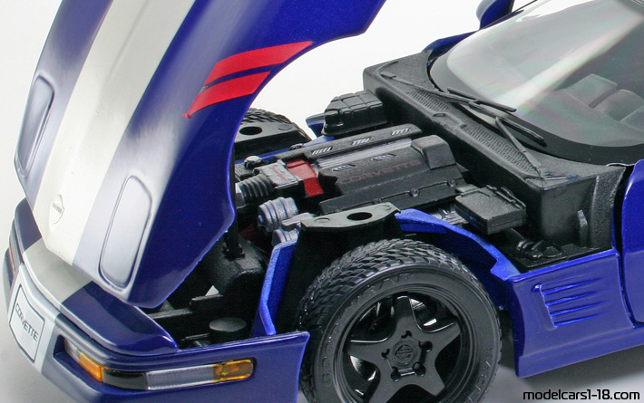 1996 - Chevrolet Corvette Grand Sport C4 Maisto 1/18 (Синий / Белый) Двигатель