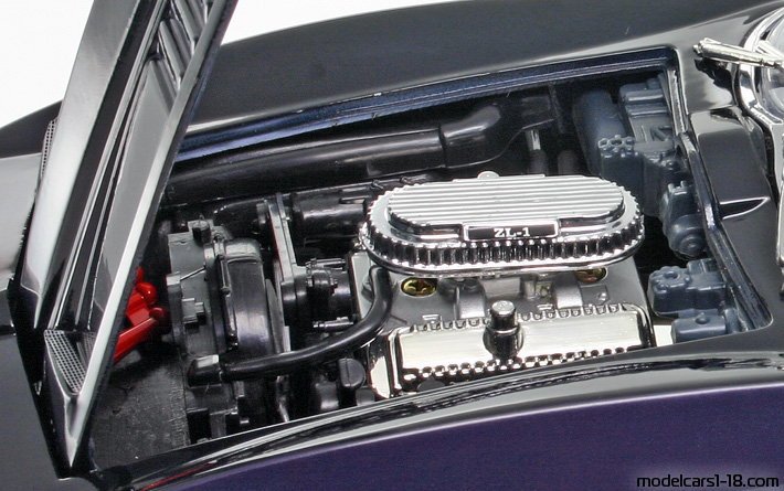 1961 - Chevrolet Corvette Mako Shark Concept Motor Max 1/18 (Синий) Двигатель