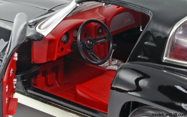 1963 - Chevrolet Corvette Sting Ray C2 ERTL 1/18 (Чёрный) Интерьер панель приборов