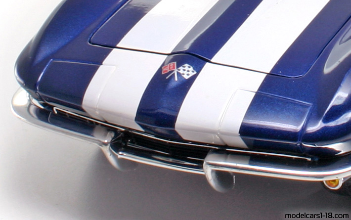 1965 - Chevrolet Corvette Sting Ray C2 Maisto 1/18 (Синий / Белый) Багажник / Поднимающиеся фары