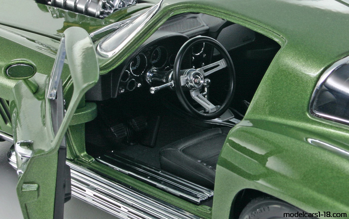 1967 - Chevrolet Corvette Sting Ray C2 Motorbox 1/18 (Зелёный) Интерьер панель приборов