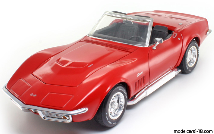 1969 - Chevrolet Corvette Stingray C3 Revell 1/18 (Black) Передняя левая сторона