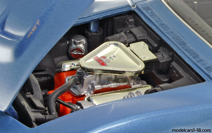 1969 - Chevrolet Corvette Stingray C3 Revell 1/18 (Синий) Двигатель