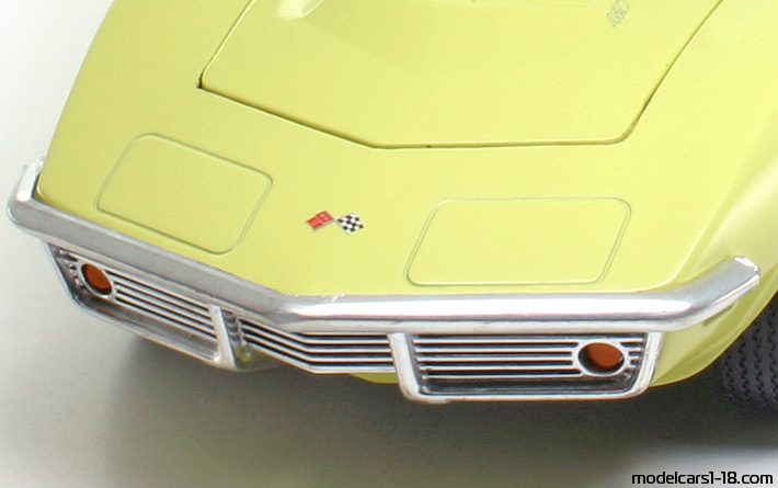 1968 - Chevrolet Corvette Stingray C3 ERTL 1/18 (Жёлтый) Багажник / Поднимающиеся фары