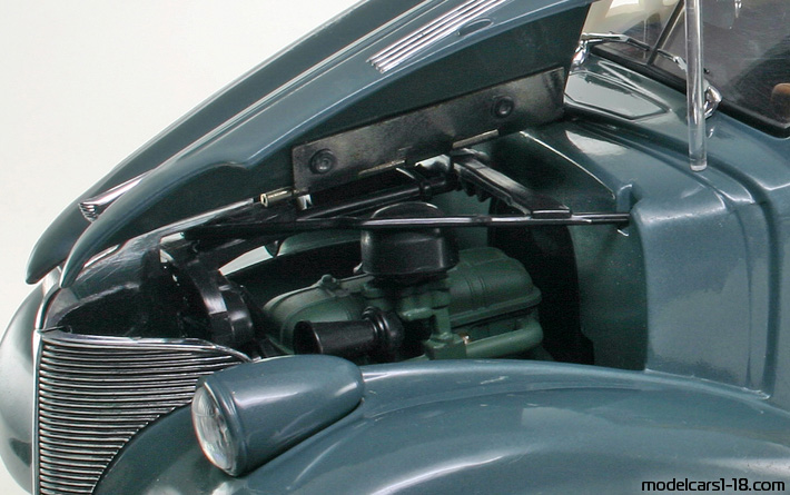 1939 - Chevrolet Master Deluxe Motor City Classic 1/18 (Серый ) Двигатель