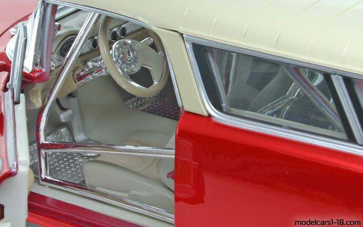 1955 - Chevrolet Nomad Maisto 1/18 (Kрасный / Белый) Интерьер панель приборов