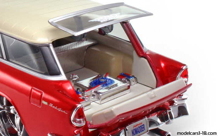 1955 - Chevrolet Nomad Maisto 1/18 (Kрасный / Белый) Багажник / Поднимающиеся фары