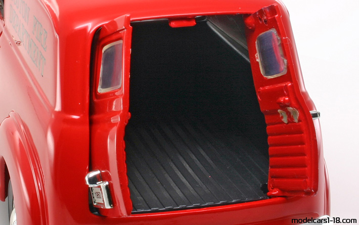 1950 - Chevrolet Panel Truck Police / Fire Dept Mira 1/18 (Kрасный) Багажник / Поднимающиеся фары