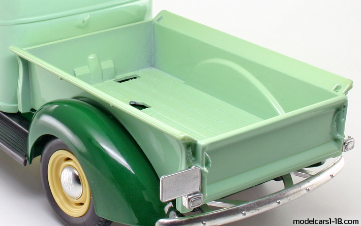 1946 - Chevrolet Pick Up Truck Solido 1/19 (Белый / Зелёный) Багажник / Поднимающиеся фары