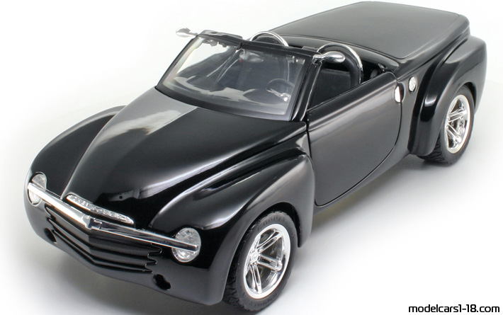 2000 - Chevrolet SSR Concept Maisto 1/18 (Black) Передняя левая сторона