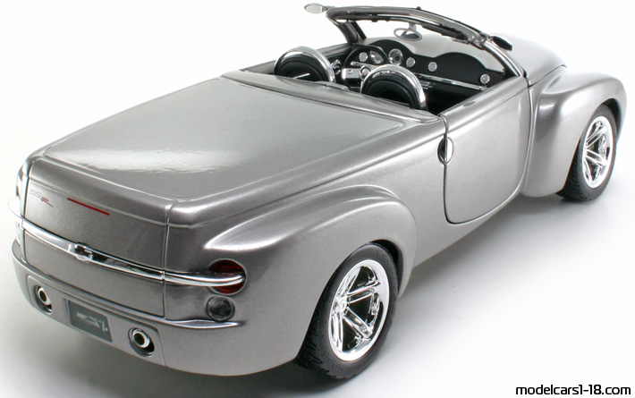 2000 - Chevrolet SSR Concept Maisto 1/18 (Серебристый) Задняя правая сторона
