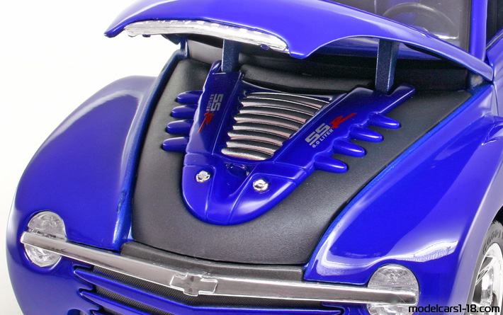 2000 - Chevrolet SSR Concept Maisto 1/18 (Синий) Двигатель