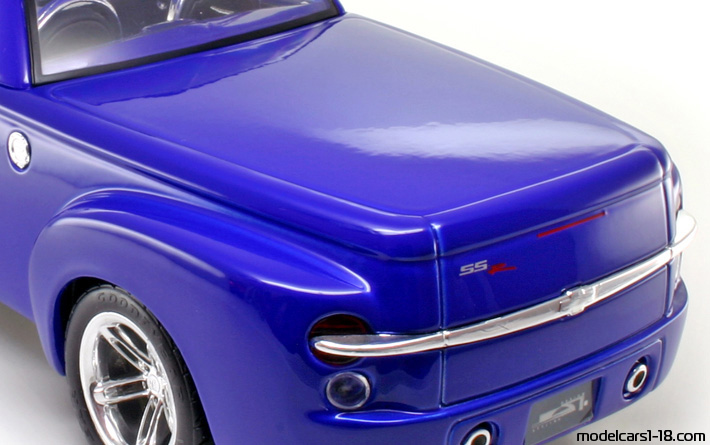 2000 - Chevrolet SSR Concept Maisto 1/18 (Синий) Багажник / Поднимающиеся фары