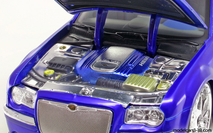 2005 - Chrysler 300C Hemi Maisto 1/18 (Синий) Двигатель