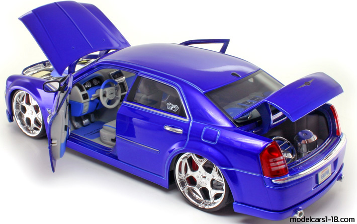 2005 - Chrysler 300C Hemi Maisto 1/18 (Синий) Открывающиеся части